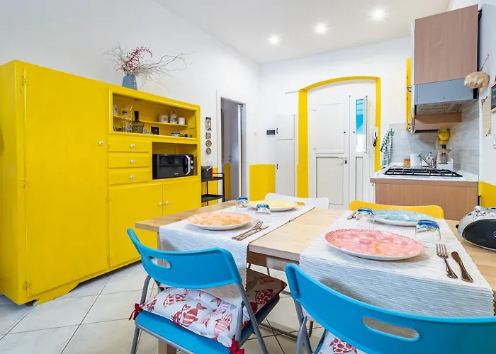 Guesthost - - Near The Station Apartament